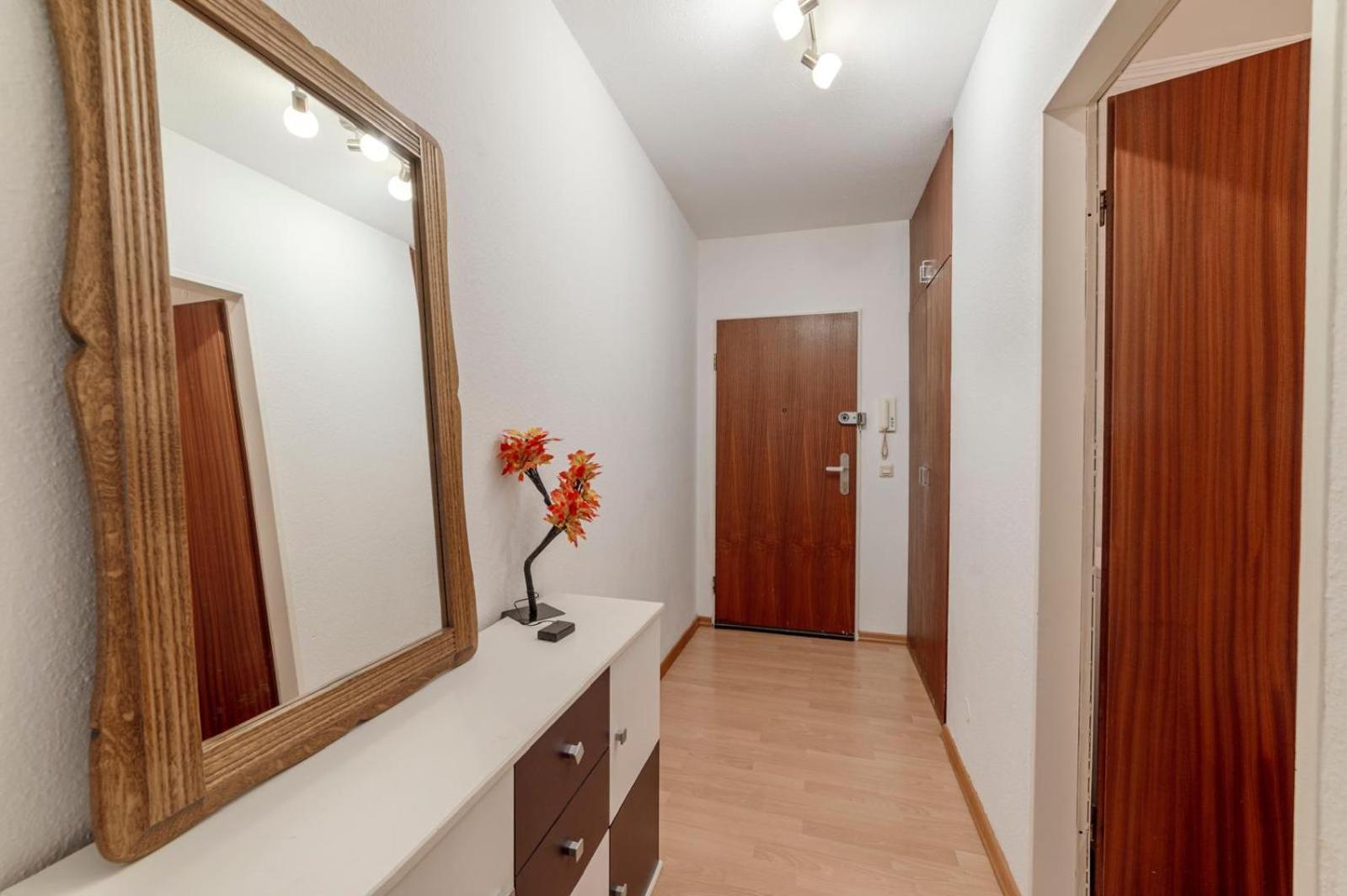Schoene, Moeblierte Wohnung Mit Balkon Und Tiefgarage Düsseldorf Esterno foto