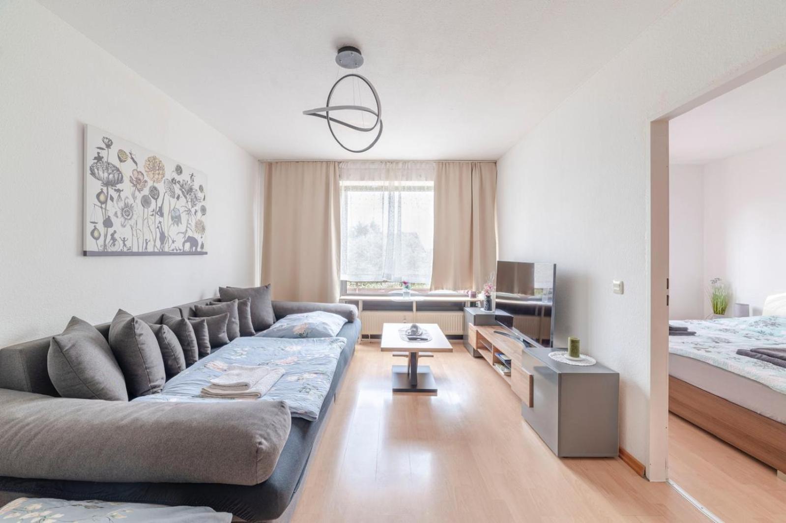 Schoene, Moeblierte Wohnung Mit Balkon Und Tiefgarage Düsseldorf Esterno foto